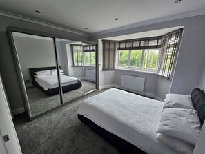 5 slaapkamers, een strijkplank/strijkijzer, wifi, beddengoed