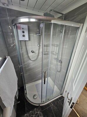 Een douche, een haardroger, handdoeken, zeep