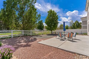 Outdoor dining - Spacious Fountain Retreat Near Everything (Fountain)