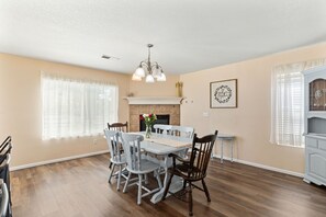 Dining - Spacious Fountain Retreat Near Everything (Fountain)