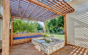 Outdoor spa tub - “Henry’s Haus” | Walk to Main | Pet Friendly! (Fredericksburg)