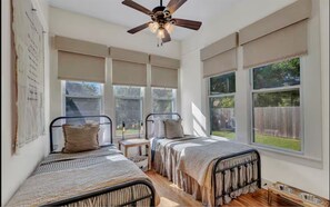 2 bedrooms, iron/ironing board, WiFi, bed sheets - “Henry’s Haus” | Walk to Main | Pet Friendly! (Fredericksburg)