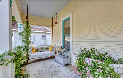 “Henry’s Haus” | Walk to Main | Pet Friendly!