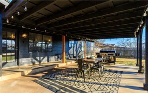 Outdoor dining - NEW "House In Black" | Pool | Hot Tub | Bohemian (Fredericksburg)