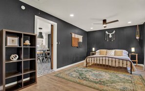 4 bedrooms, iron/ironing board, WiFi, bed sheets - NEW "House In Black" | Pool | Hot Tub | Bohemian (Fredericksburg)