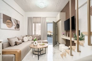 Ein modernes Wohnzimmer mit einer Couch, einem Couchtisch und Kunstwerken an der Wand.
