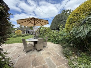 Outdoor dining - Tranquil Seaside Cottage by NewFo (Milford on Sea)