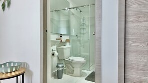 Dusche, Haartrockner, Handtücher, Seife