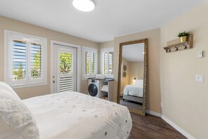 Room - Brand new 1BR retreat with lake views, patio, near wineries & beaches (Kelowna)