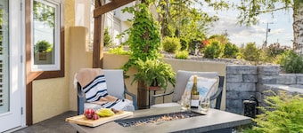 Brand new 1BR retreat with lake views, patio, near wineries & beaches