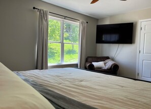 3 bedrooms, WiFi, bed sheets - Cozy, Pet-Friendly Lakefront Retreat with Hot Tub (Williamstown)