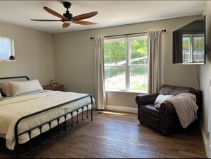 3 bedrooms, WiFi, bed sheets - Cozy, Pet-Friendly Lakefront Retreat with Hot Tub (Williamstown)