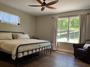 3 bedrooms, WiFi, bed sheets - Cozy, Pet-Friendly Lakefront Retreat with Hot Tub (Williamstown)