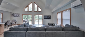 Lovely 3-bedroom chalet with AC in welcoming Lehighton