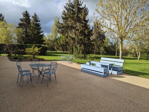 Outdoor dining - Vrbo Property (Boutigny-Prouais)
