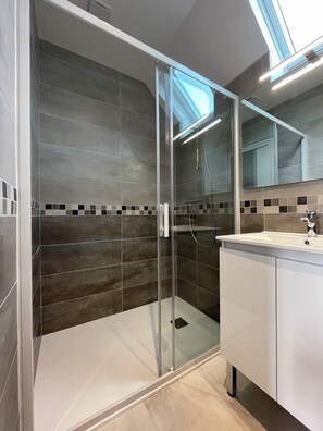 Shower, hair dryer, towels, soap - Vrbo Property (Boutigny-Prouais)