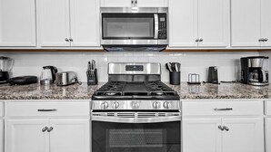 Private kitchen - 5BR house with game room near Disney area (Davenport)