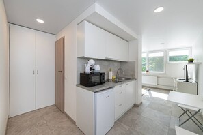 Geladeira, micro-ondas, cooktop, cafeteira/chaleira