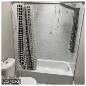 Shower, towels - Charming 2-bedroom house in beautiful Philadelphia with AC (Philadelphia)