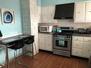 Private kitchen - Classic Bay Head Beach House Get Away - 2 bedroom Apt in Classic Bay Head Home (Bay Head)