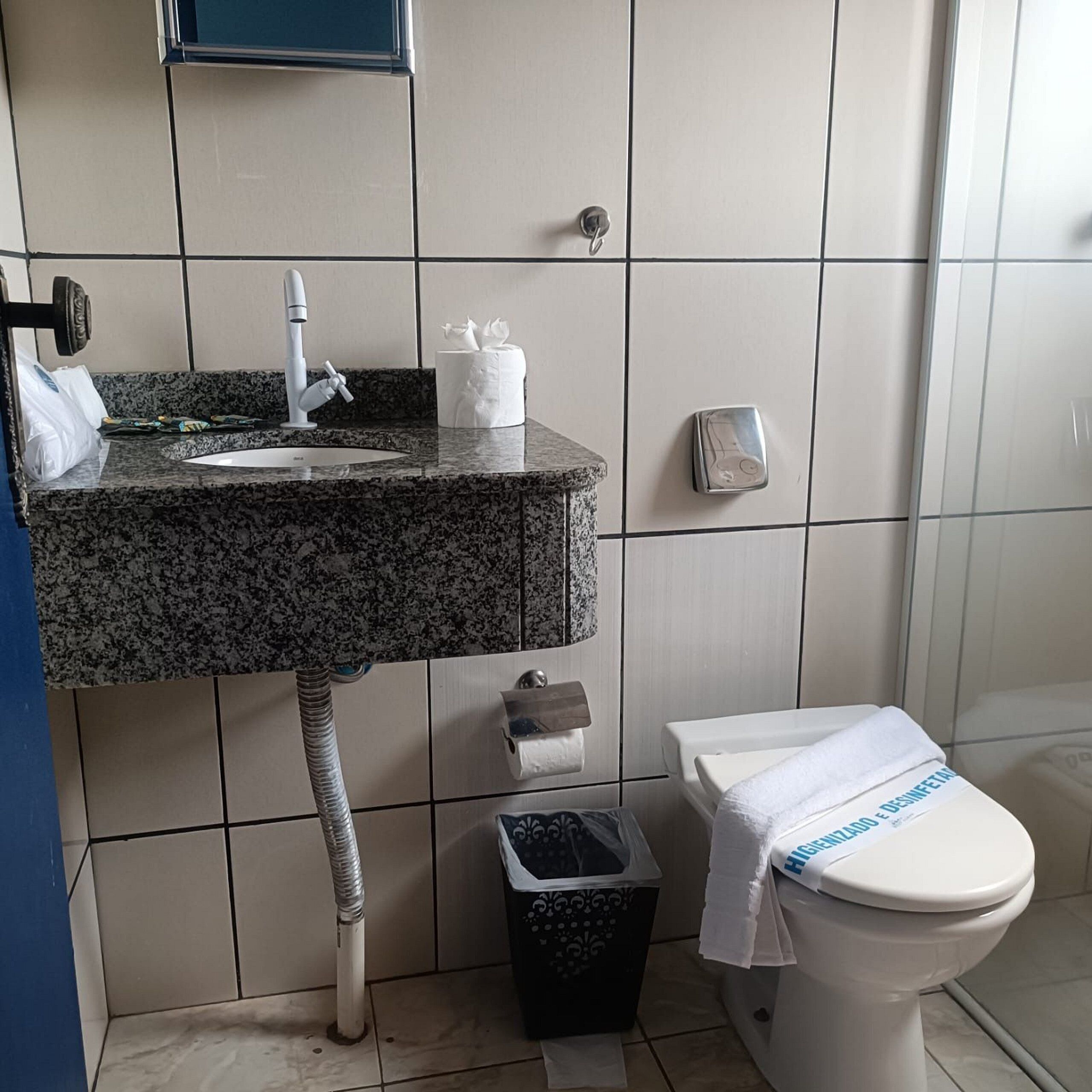 Suíte Conforto 105 | Badezimmer | Dusche, kostenlose Toilettenartikel, Haartrockner, Seife