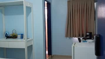 Suite | Desk, laptop workspace, WiFi (free), bed sheets