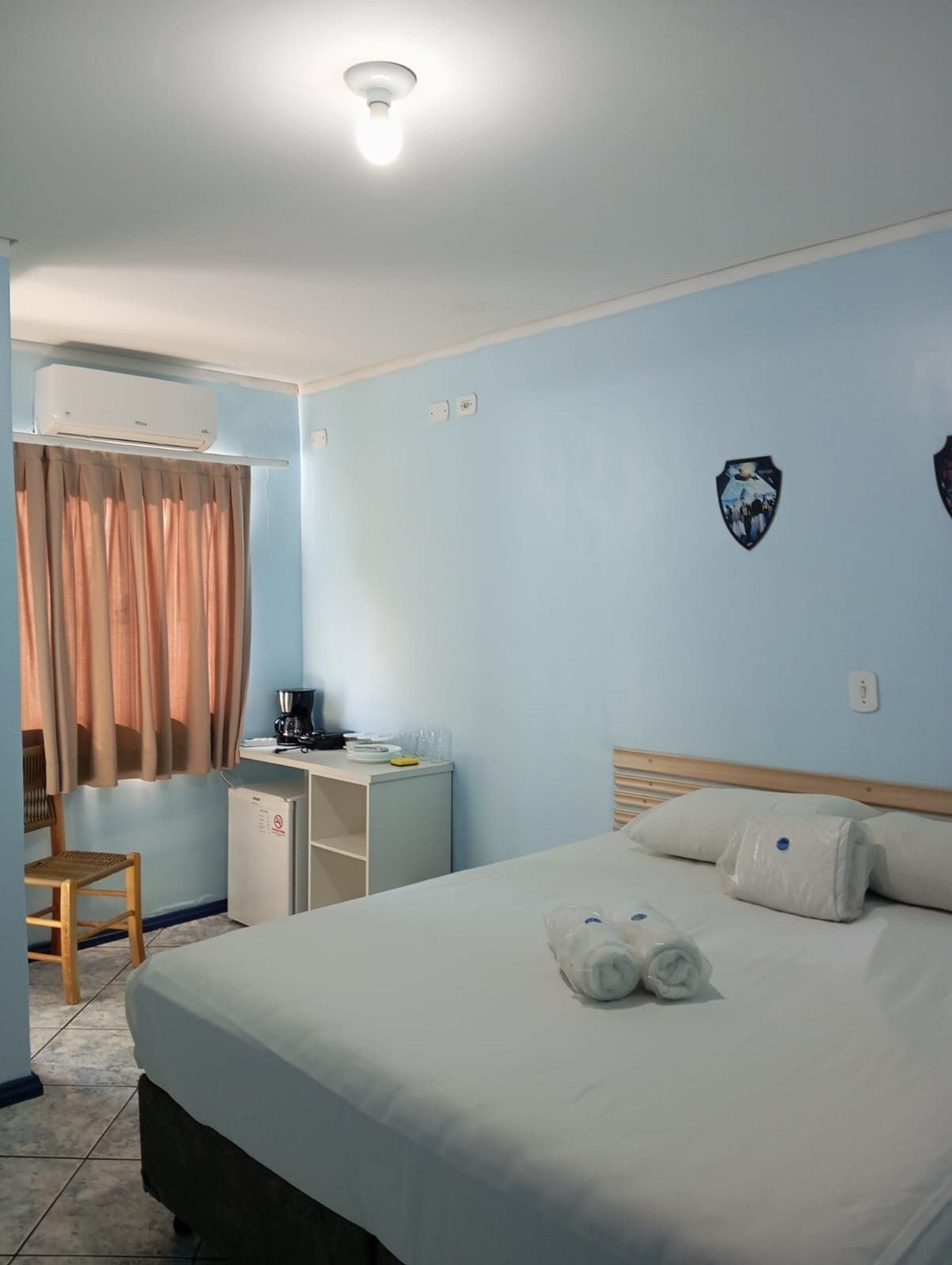 Suite | Desk, laptop workspace, WiFi (free), bed sheets