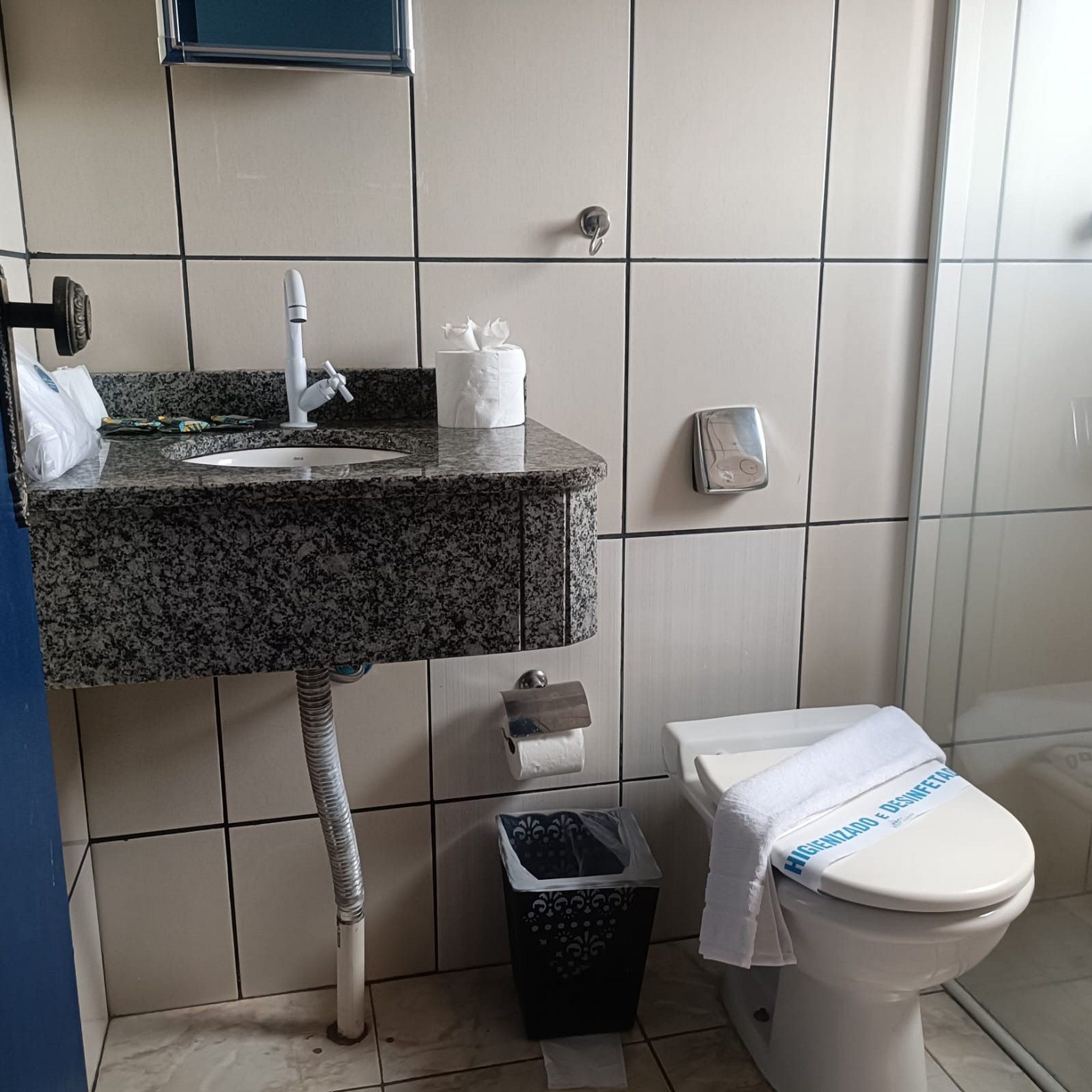 Suite | Bathroom | Shower, free toiletries, hair dryer, soap