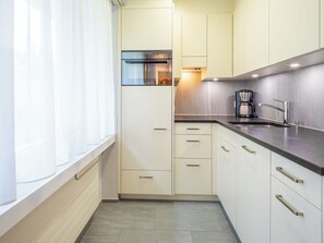 Een oven, een vaatwasser, een kinderstoel
