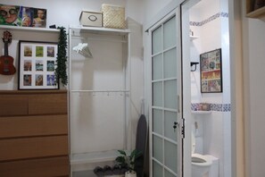 Haartrockner, Handtücher, Seife, Toilettenpapier