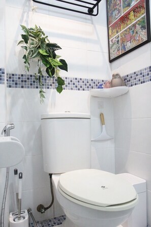 Hair dryer, towels, soap, toilet paper - Homeku Guesthouse Room 2 near airport at Latkrabang (Lat Krabang)