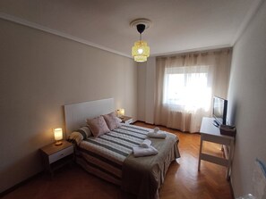 Iron/ironing board, WiFi, bed sheets - Apartment 'Camiño De Santiago' with Shared Garden and Wi-Fi (Sarria)