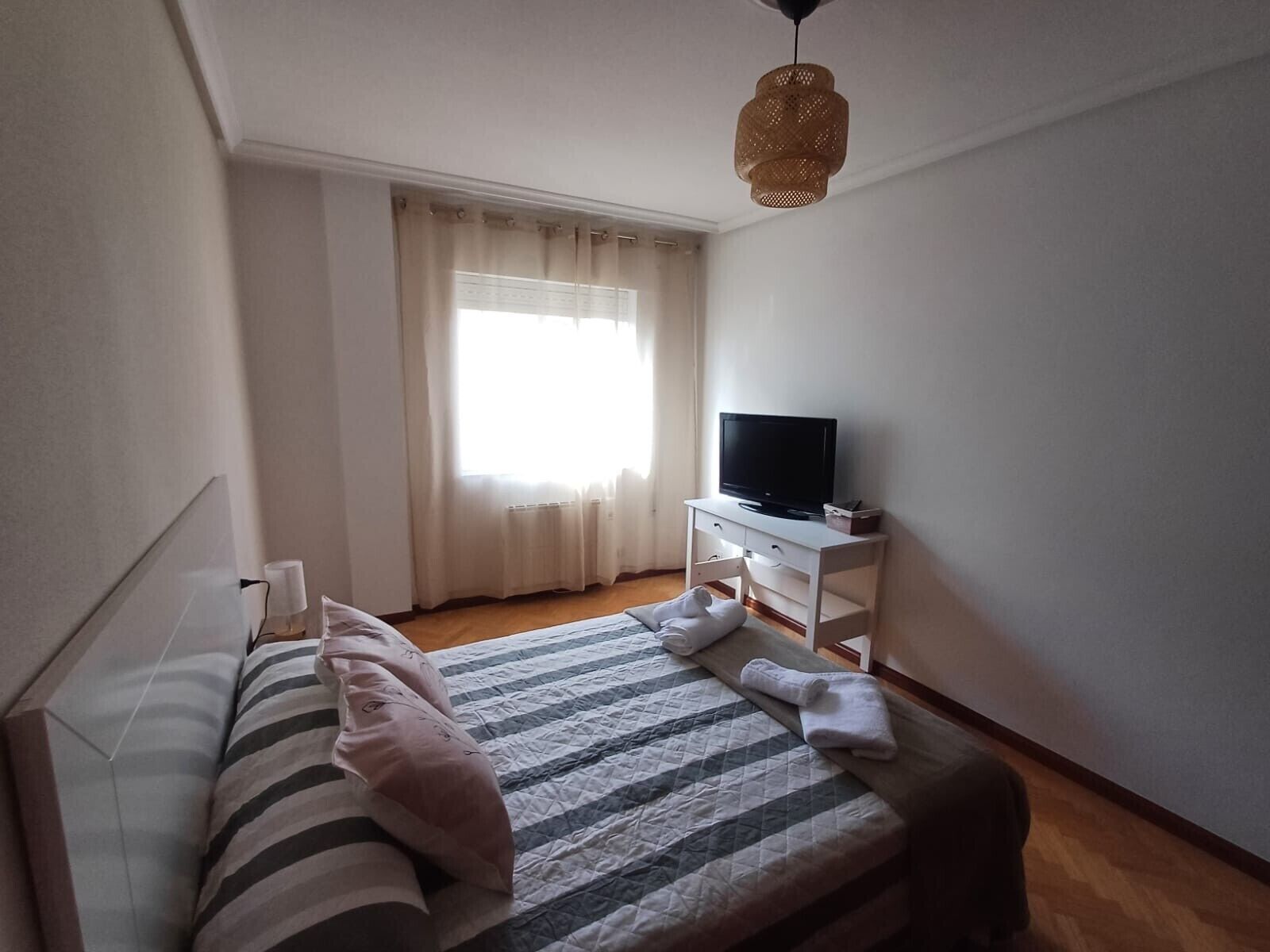Een strijkplank/strijkijzer, wifi, beddengoed