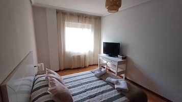 Een strijkplank/strijkijzer, wifi, beddengoed