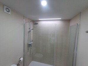 Een douche, een haardroger, handdoeken
