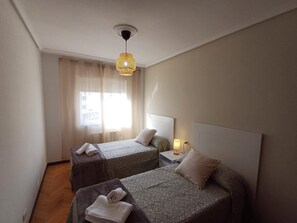 Een strijkplank/strijkijzer, wifi, beddengoed