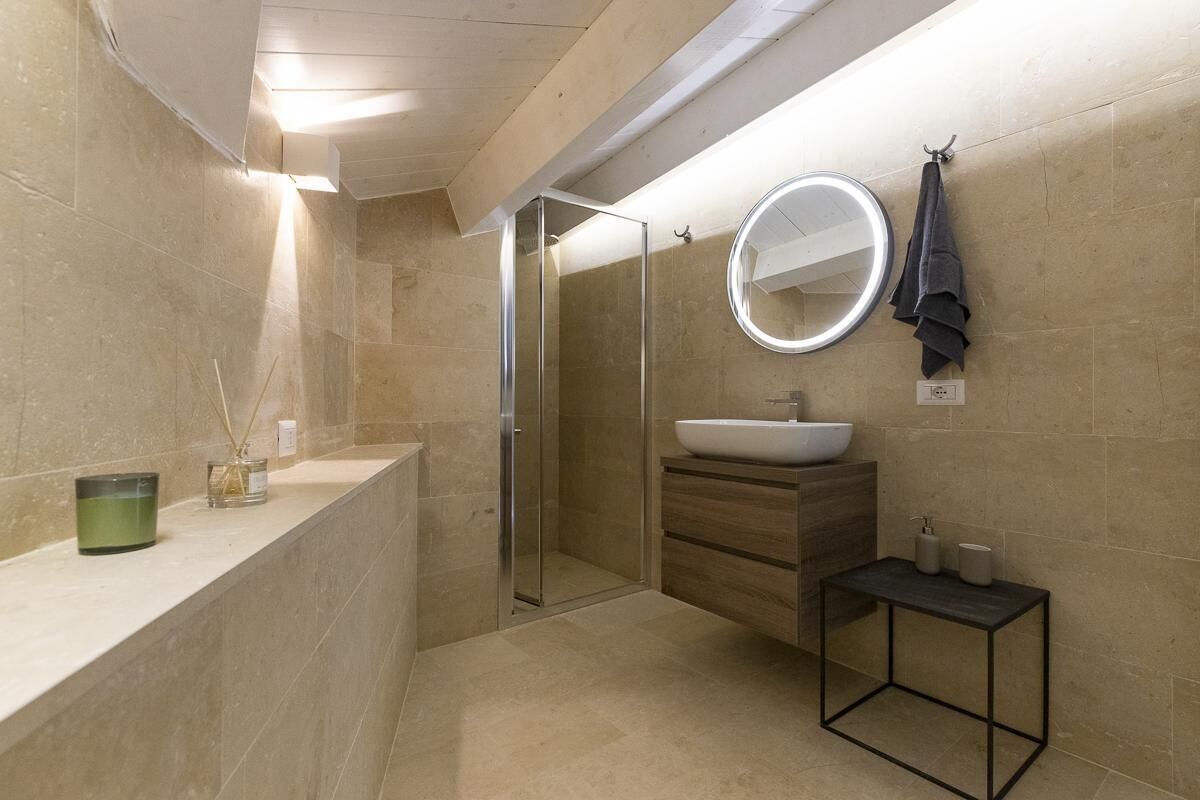 Shower, bidet, towels