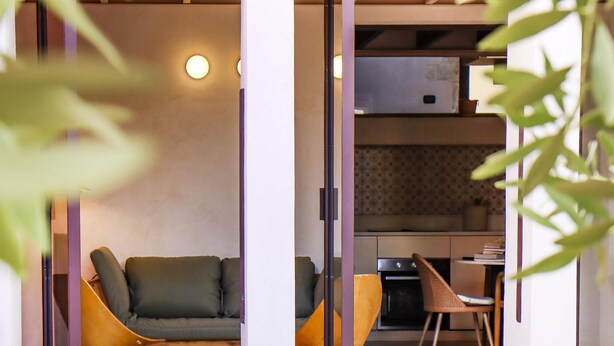 A modern interior with a sofa, chairs, a dining table, and a kitchen area. - Villa Zenia - Noto - Siracusa (Noto)
