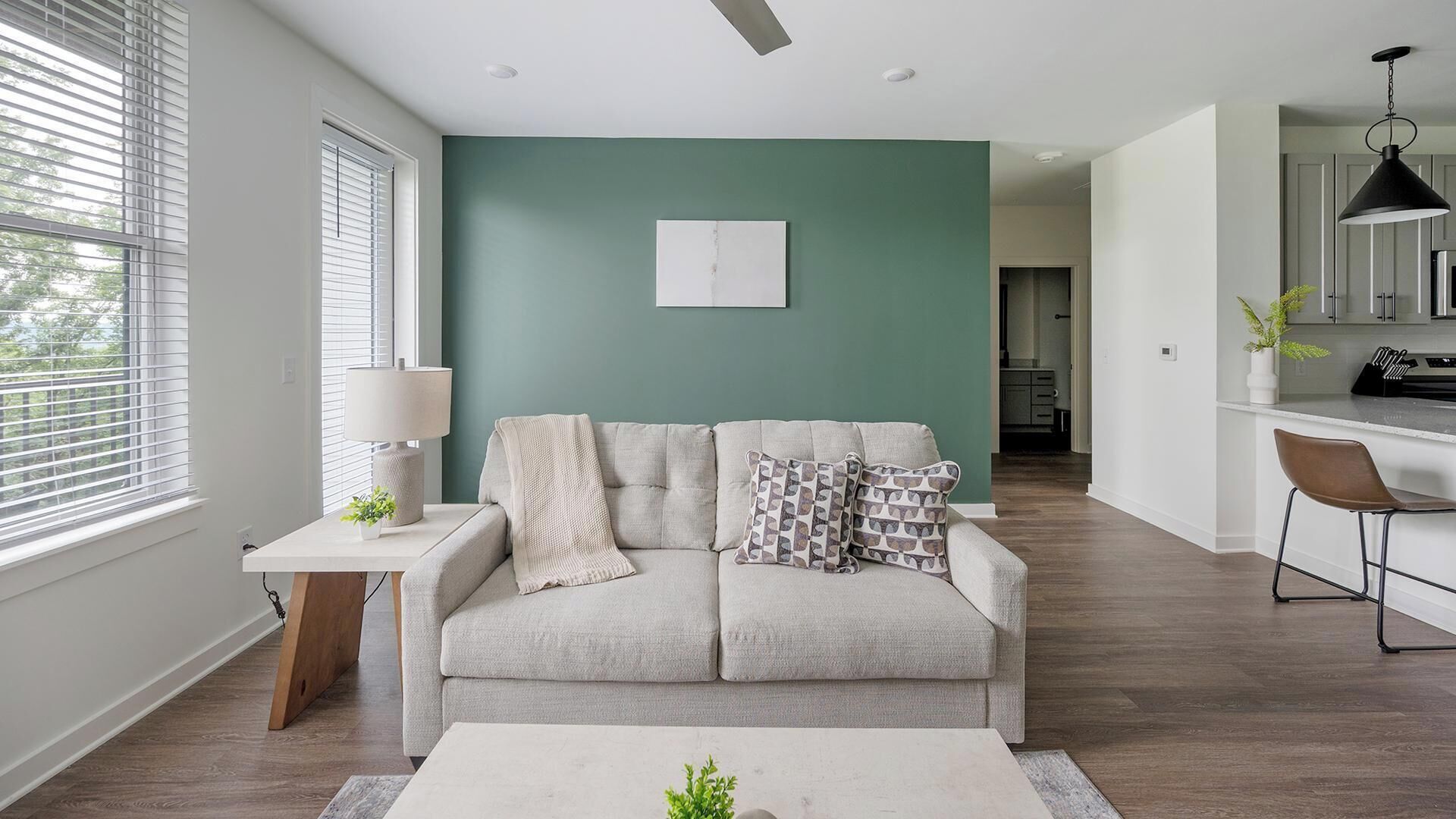 Una sala de estar moderna con un sofá, una mesa de centro y un comedor con una silla.