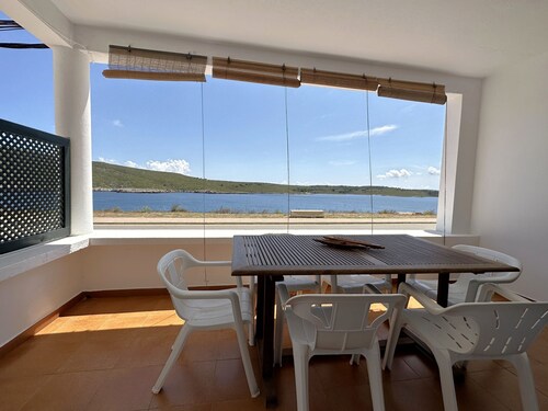 Apartment in very front line with sea views