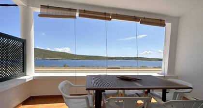 Apartment in very front line with sea views