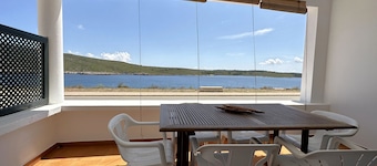 Apartment in very front line with sea views