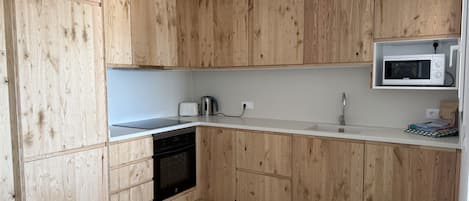 Jääkaappi, mikroaaltouuni, uuni, astianpesukone