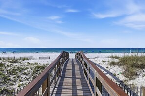 På stranden