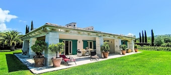 Wonderful private villa for 5 guests with A/C, hot tub, WIFI, TV, patio and pets allowed