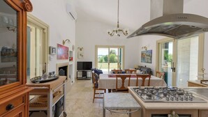 Una cocina amplia con comedor, televisión y chimenea.