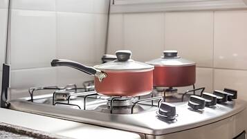 Apartamento superior | Cozinha privada | Micro-ondas, cooktop, cafeteira/chaleira, liquidificador
