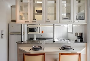 Apartamento superior | Cozinha privada | Micro-ondas, cooktop, cafeteira/chaleira, liquidificador