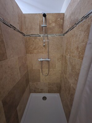 Douche, sèche-cheveux, serviettes fournies