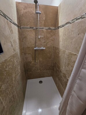 Shower, hair dryer, towels - Vrbo Property (Lapalud)